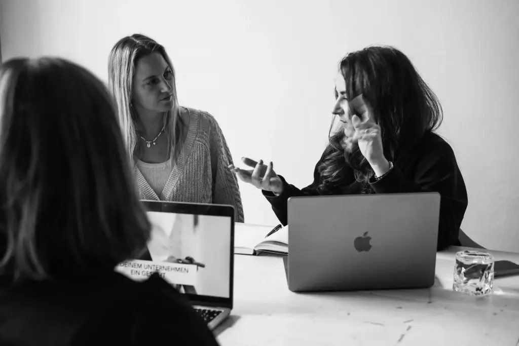 Julia Sahm erklärt Grundpfeiler des Marketings in einem Meeting