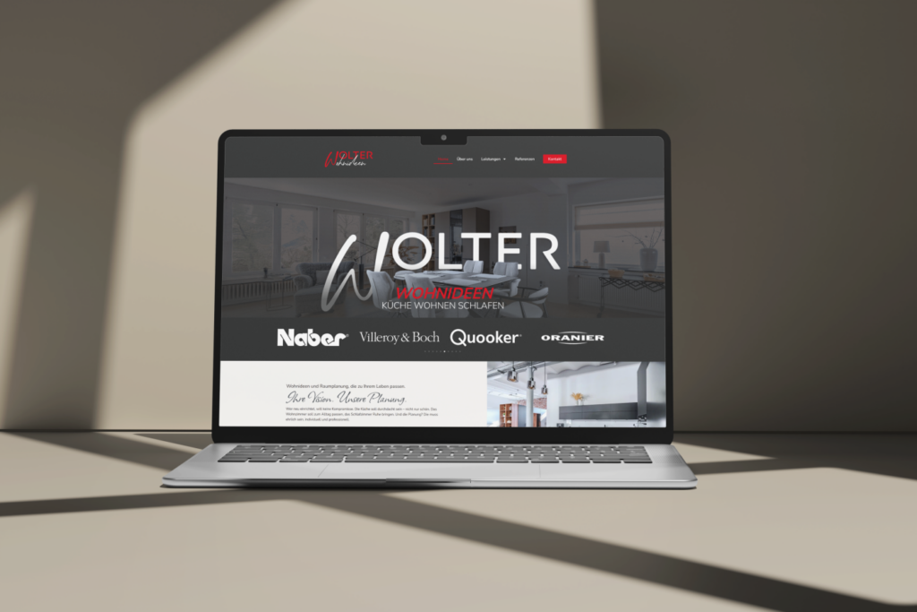 Visualisierung der Referenz des Projektes Wolter Wohnideen anhand der neuen Website. Darstellung der Website auf einem Laptopbildschirm.